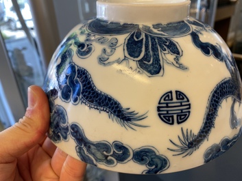 Een paar Chinese 'Bleu de Hue' kommen voor de Vietnamese markt, 20e eeuw
