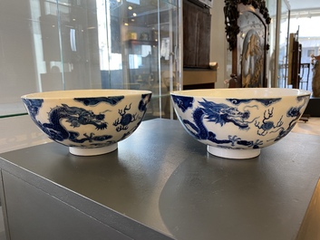 Een paar Chinese 'Bleu de Hue' kommen voor de Vietnamese markt, 20e eeuw