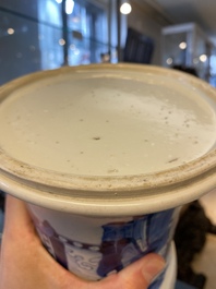 Un vase de forme 'gu' en porcelaine de Chine en bleu et blanc, Kangxi