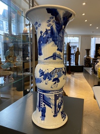 Un vase de forme 'gu' en porcelaine de Chine en bleu et blanc, Kangxi