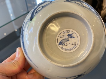 Een paar Chinese blauw-witte 'Nanking Cargo' kommen en een famille rose millefleurs kom, 18/19e eeuw