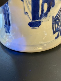 Un vase de forme 'gu' en porcelaine de Chine en bleu et blanc, Kangxi