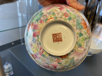 Een paar Chinese blauw-witte 'Nanking Cargo' kommen en een famille rose millefleurs kom, 18/19e eeuw