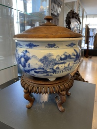 Un br&ucirc;le-parfum tripod en porcelaine de Chine en bleu et blanc, Kangxi