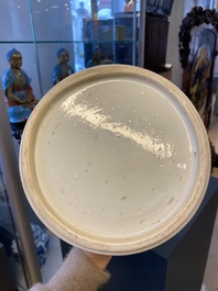 Un vase de forme 'gu' en porcelaine de Chine en bleu et blanc, Kangxi