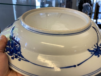 Een Chinese blauw-witte schotel met muzikanten, Kangxi