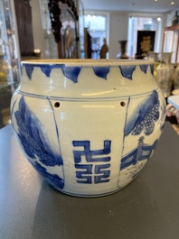 Een Chinese blauw-witte 'kylin' kom met later houten deksel, Transitie periode