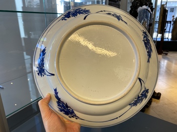 Een Chinese blauw-witte schotel met muzikanten, Kangxi