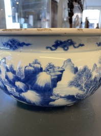 Un br&ucirc;le-parfum tripod en porcelaine de Chine en bleu et blanc, Kangxi