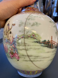 Een Chinese famille rose vaas met spelende jongens, Jiaqing merk, Republiek