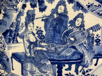 Een Chinese blauw-witte schotel met muzikanten, Kangxi