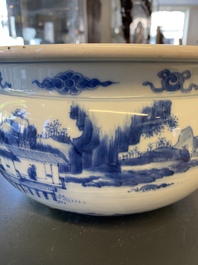 Un br&ucirc;le-parfum tripod en porcelaine de Chine en bleu et blanc, Kangxi