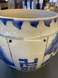 Een Chinese blauw-witte 'kylin' kom met later houten deksel, Transitie periode