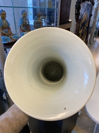 Un vase de forme 'gu' en porcelaine de Chine en bleu et blanc, Kangxi