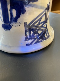 Un vase de forme 'gu' en porcelaine de Chine en bleu et blanc, Kangxi