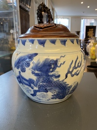 Een Chinese blauw-witte 'kylin' kom met later houten deksel, Transitie periode