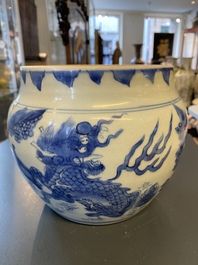 Een Chinese blauw-witte 'kylin' kom met later houten deksel, Transitie periode