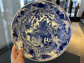 Een Chinese blauw-witte schotel met muzikanten, Kangxi