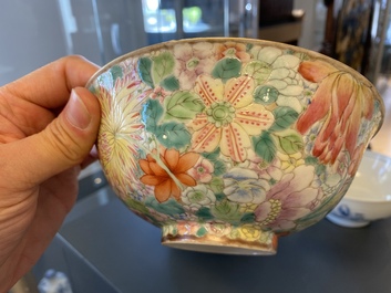 Een paar Chinese blauw-witte 'Nanking Cargo' kommen en een famille rose millefleurs kom, 18/19e eeuw