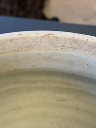 Een Chinese blauw-witte 'kylin' kom met later houten deksel, Transitie periode