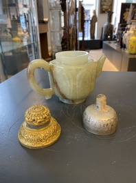Een Chinese theepot in lichte celadon jade, Qing