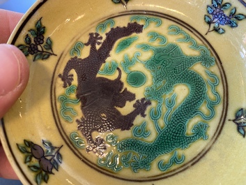 Une paire de tasses en porcelaine de Chine en bleu, blanc et rouge de fer et une coupe aux dragons, marque et &eacute;poque de Guangxu