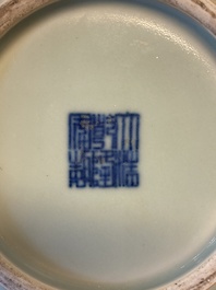 Un vase en porcelaine de Chine c&eacute;ladon monochrome, marque de Qianlong, 19/20&egrave;me