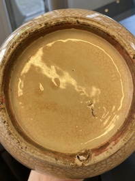 Een Chinese blauw-witte vaas met craquel&eacute; fond, Kangxi