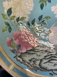 Een grote Chinese famille rose schotel met turquoise fondkleur, Guangxu merk en periode