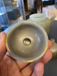 Een Chinese theepot in lichte celadon jade, Qing