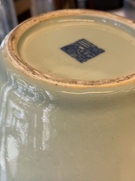 Un vase en porcelaine de Chine c&eacute;ladon monochrome, marque de Qianlong, 19/20&egrave;me