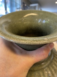 Een Chinese geribde Longquan celadon vaas, Ming