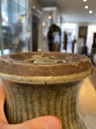 Een Chinese geribde Longquan celadon vaas, Ming