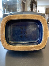 Een Chinese monochrome blauwe 'fanghu' vaas, Guangxu merk en periode