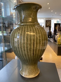 Een Chinese geribde Longquan celadon vaas, Ming