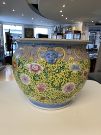 A large Chinese famille rose yellow-ground fish bowl with fine floral scrolls, 19th C.