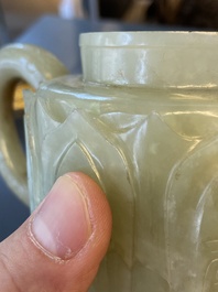 Een Chinese theepot in lichte celadon jade, Qing