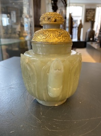 Een Chinese theepot in lichte celadon jade, Qing