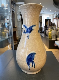 Een Chinese blauw-witte vaas met craquel&eacute; fond, Kangxi