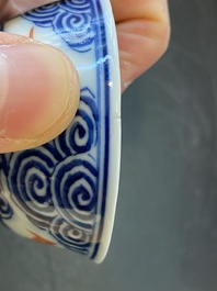 Une paire de tasses en porcelaine de Chine en bleu, blanc et rouge de fer et une coupe aux dragons, marque et &eacute;poque de Guangxu