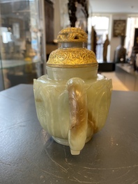 Een Chinese theepot in lichte celadon jade, Qing