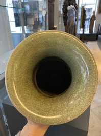 Een Chinese geribde Longquan celadon vaas, Ming
