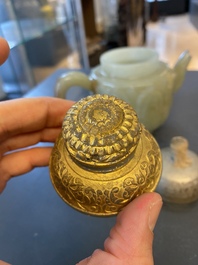 Een Chinese theepot in lichte celadon jade, Qing