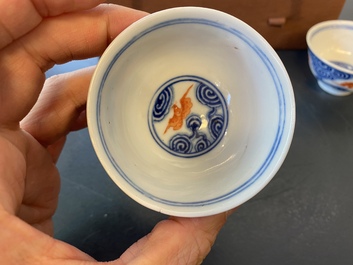 Une paire de tasses en porcelaine de Chine en bleu, blanc et rouge de fer et une coupe aux dragons, marque et &eacute;poque de Guangxu