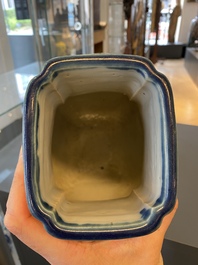 Een Chinese monochrome blauwe 'fanghu' vaas, Guangxu merk en periode