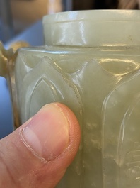 Een Chinese theepot in lichte celadon jade, Qing