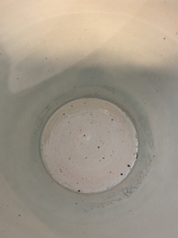 Een grote Chinese blauw-witte viskom met een arend en eksters, 19e eeuw
