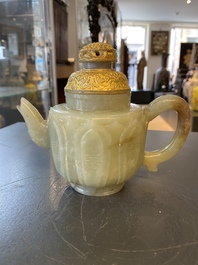 Een Chinese theepot in lichte celadon jade, Qing