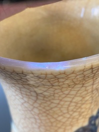 Een Chinese blauw-witte vaas met craquel&eacute; fond, Kangxi