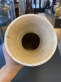 Een Chinese blauw-witte vaas met craquel&eacute; fond, Kangxi